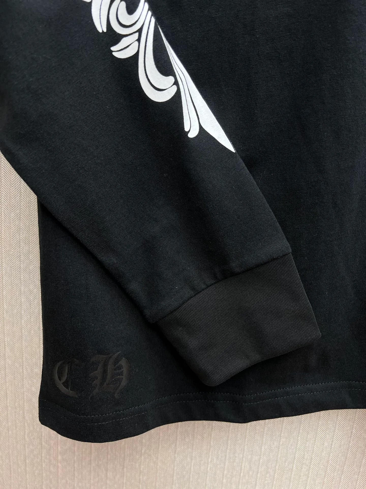 🅿️350 Croix Heart 25SS Graffiti Limited Long Sleeve. The fabric is made of 26-woven 220g cotton. The printing is ink printing. Customized accessories. Code number: S.M.L.